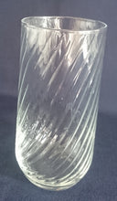 Lade das Bild in den Galerie-Viewer, 2er Set GETRÄNKEGLÄSER - Hartglas, Schräges Linien Streifen Relief Motiv Dekor