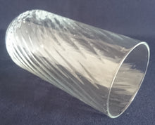 Lade das Bild in den Galerie-Viewer, 2er Set GETRÄNKEGLÄSER - Hartglas, Schräges Linien Streifen Relief Motiv Dekor