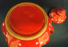 Lade das Bild in den Galerie-Viewer, KAFFEEKANNE MIT DECKEL - Keramik / Steingut, Punkte Dreier Kreise Senkrechte Balken Relief Motiv Dekor