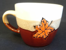 Lade das Bild in den Galerie-Viewer, 2er Set KAFFFETASSEN - Keramik / Steingut, Streifen Sandiger Punkte Ahornblatt Motiv Dekor