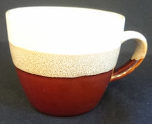 Lade das Bild in den Galerie-Viewer, 2er Set KAFFFETASSEN - Keramik / Steingut, Streifen Sandiger Punkte Ahornblatt Motiv Dekor