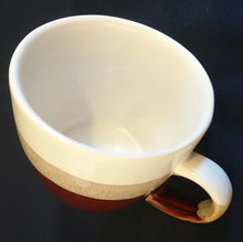 Lade das Bild in den Galerie-Viewer, KAFFFETASSE - Keramik / Steingut, Streifen Sandiger Punkte Ahornblatt Motiv Dekor