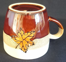 Lade das Bild in den Galerie-Viewer, 2er Set 2er KAFFFEGEDECKE - Keramik / Steingut, Streifen Sandiger Punkte Ahornblatt Motiv Dekor