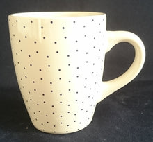 Lade das Bild in den Galerie-Viewer, KAFFEETASSE - Keramik / Steingut, Punkte Tupfen Kleckse Motiv Dekor