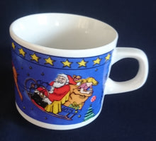 Lade das Bild in den Galerie-Viewer, KAFFEETASSE - Porzellan, Schlitten Rentier Weihnachtsmann Sterne Tannenbaum Bäume Mond Dorf Wald Motiv Dekor (BC)