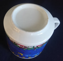 Lade das Bild in den Galerie-Viewer, 2er Set KAFFEETASSEN - Porzellan, Schlitten Rentier Weihnachtsmann Sterne Tannenbaum Bäume Mond Dorf Wald Motiv Dekor