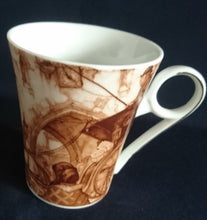 Lade das Bild in den Galerie-Viewer, Zwei weiße Porzellan-Kaffeetassen mit Stadtleben-Motiv, Gemälde und Aufschrift, dekoratives Gedeck-Set ohne Marke