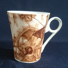 Lade das Bild in den Galerie-Viewer, Zwei Porzellan KaffeegeDeckes mit Stadtleben-Motiv, weiß und braun, mit Malerei und Aufschrift, dekoratives Set, markenlos