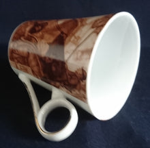 Lade das Bild in den Galerie-Viewer, Zweier-Set Kaffeegedeckte aus Porzellan mit Stadtleben-Motiv, handgemalte Malerei, weiße und braune Farben, dekoratives Design