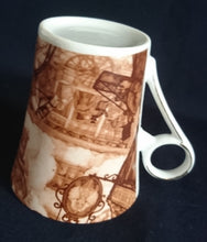 Lade das Bild in den Galerie-Viewer, Zwei Porzellan-Kaffeegedecke mit Stadtleben-Motiv, weißen und braunen Farbtönen, mit Gemälde- und Aufschrift-Design.