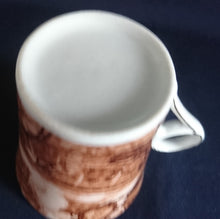 Lade das Bild in den Galerie-Viewer, Zwei Porzellan-Kaffeegedecke mit Stadtleben-Motiv, Weiß und Braun, mit Malerei und Aufschrift, dekoratives Set.