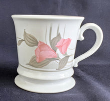 Lade das Bild in den Galerie-Viewer, KAFFEETASSE - Porzellan, Flora Dipladenie Blumenblüten Blatt Blätter Motiv Dekor