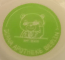 Lade das Bild in den Galerie-Viewer, 2er Set KAFFEETASSEN - Porzellan, Skyline Berlin Diana Apotheke Aufschrift Motiv Dekor (Rot & Grün)