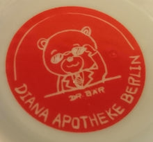 Lade das Bild in den Galerie-Viewer, 2er Set KAFFEETASSEN - Porzellan, Skyline Berlin Diana Apotheke Aufschrift Motiv Dekor (Rot & Grün)
