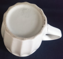 Lade das Bild in den Galerie-Viewer, KAFFEETASSE - Keramik / Steingut, Senkrechte Abgerundete Balken Relief Motiv Dekor