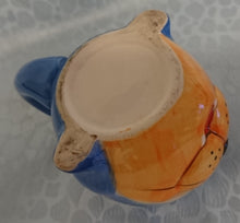 Lade das Bild in den Galerie-Viewer, KINDER GETRÄNKETASSE - Keramik / Steingut, Gesicht Robbe Seehund Form Motiv Relief Dekor (BC)