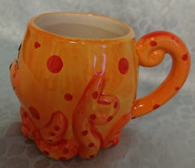 Lade das Bild in den Galerie-Viewer, KINDER GETRÄNKETASSE - Keramik / Steingut, Gesicht Kraken Octopus Form Motiv Relief Dekor (BC)