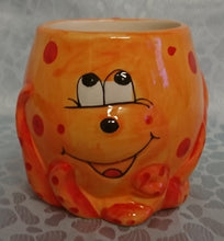 Lade das Bild in den Galerie-Viewer, KINDER GETRÄNKETASSE - Keramik / Steingut, Gesicht Kraken Octopus Form Motiv Relief Dekor (BC)