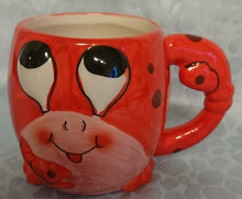 Lade das Bild in den Galerie-Viewer, KINDER GETRÄNKETASSE - Keramik / Steingut, Gesicht Krebs Hummer Languste Form Motiv Relief Dekor (BC)