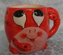 Lade das Bild in den Galerie-Viewer, KINDER GETRÄNKETASSE - Keramik / Steingut, Gesicht Krebs Hummer Languste Form Motiv Relief Dekor (BC)