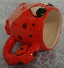 Lade das Bild in den Galerie-Viewer, KINDER GETRÄNKETASSE - Keramik / Steingut, Gesicht Krebs Hummer Languste Form Motiv Relief Dekor (BC)