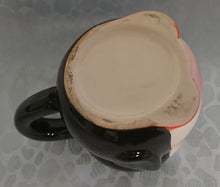 Lade das Bild in den Galerie-Viewer, KINDER GETRÄNKETASSE - Keramik / Steingut, Gesicht Pinguin Form Motiv Relief Dekor (BC)