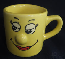 Lade das Bild in den Galerie-Viewer, KINDER~ GETRÄNKETASSE - Keramik / Steingut, Gesichtszüge Ausdruck Augen Nase Mund Motiv Dekor