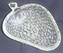 Lade das Bild in den Galerie-Viewer, KLEINE BEILAGEN~ DESSERTSCHALE - Hartglas, Obst Frucht Erdbeere Form Relief Motiv Dekor