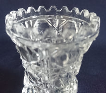 Lade das Bild in den Galerie-Viewer, KLEINE BLUMENVASE - 24% Pbo Bleikristall, Geschliffen Geometrisch Oktagon Streifen Balken Stern Dekor