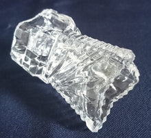 Lade das Bild in den Galerie-Viewer, KLEINE BLUMENVASE - Kristallglas, Geschliffen Dreieckige Kantige Form Linien Pluszeichen Gezackter Rand Relief Dekor