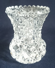 Lade das Bild in den Galerie-Viewer, KLEINE BLUMENVASE - Kristallglas, Geschliffen Quadratisch Karo Gezackter Rand Relief Dekor