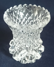 Lade das Bild in den Galerie-Viewer, KLEINE BLUMENVASE - Kristallglas, Geschliffen Quadratisch Karo Gezackter Rand Relief Dekor