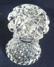Lade das Bild in den Galerie-Viewer, KLEINE BLUMENVASE - Kristallglas, Geschliffen Quadratisch Karo Gezackter Rand Relief Dekor