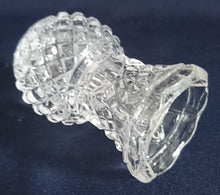 Lade das Bild in den Galerie-Viewer, KLEINE BLUMENVASE - Kristallglas, Karo Zickzack Band Gewölbter Rand Relief Dekor
