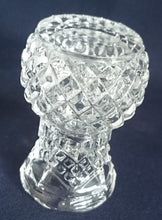 Lade das Bild in den Galerie-Viewer, KLEINE BLUMENVASE - Kristallglas, Karo Zickzack Band Gewölbter Rand Relief Dekor