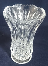 Lade das Bild in den Galerie-Viewer, KLEINE BLUMENVASE - Kristallglas, Streifen Balken Linien Stern Gezackter Rand Relief Dekor