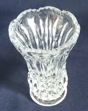 Lade das Bild in den Galerie-Viewer, KLEINE BLUMENVASE - Kristallglas, Streifen Balken Linien Stern Gezackter Rand Relief Dekor