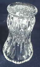 Lade das Bild in den Galerie-Viewer, KLEINE BLUMENVASE - Kristallglas, Streifen Balken Linien Stern Gezackter Rand Relief Dekor