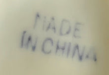 Lade das Bild in den Galerie-Viewer, KLEINE BLUMENVASE - Porzellan, Goldlinien Striche Blatt Blätter Blüten Pflanzen Motiv Dekor