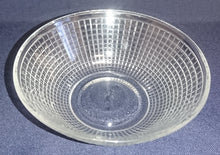 Lade das Bild in den Galerie-Viewer, 2er Set SALATSCHALEN - Hartglas, Karo Gitternetz Linien Relief Motiv Dekor