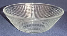 Lade das Bild in den Galerie-Viewer, SALATSCHALE - Hartglas, Karo Gitternetz Linien Relief Motiv Dekor