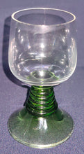 Lade das Bild in den Galerie-Viewer, 2er Set LIKÖR~ RÖMERGLÄSER - Hartglas, Relief Stiel Traditionell Form Motiv Dekor
