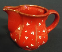 Lade das Bild in den Galerie-Viewer, 3er Set MILCHKÄNNCHEN & ZUCKERDOSE MIT DECKEL - Keramik / Steingut, Punkte Dreier Kreise Senkrechte Balken Relief Motiv Dekor