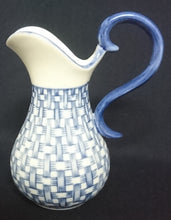 Lade das Bild in den Galerie-Viewer, MILCHKÄNNCHEN - Porzellan, Korbgeflecht Linien Rand Motiv Dekor
