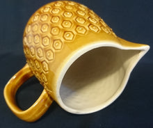 Lade das Bild in den Galerie-Viewer, MILCH~ GETRÄNKEKANNE - Keramik / Steingut, Karo Quadrat Punkte Relief Motiv Dekor (BC)