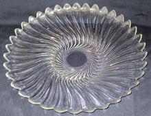 Lade das Bild in den Galerie-Viewer, SALAT~ OBBSTSCHALE - Hartglas, Klar Spiralen Abgerundete Spitzen Relief Motiv Dekor