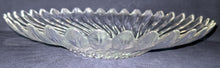 Lade das Bild in den Galerie-Viewer, SALAT~ OBBSTSCHALE - Hartglas, Klar Spiralen Abgerundete Spitzen Relief Motiv Dekor