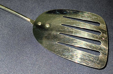 Lade das Bild in den Galerie-Viewer, PFANNENWENDER - Edelstahl & Kunststoff , Zwiebelmuster Motiv Dekor