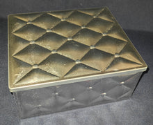 Lade das Bild in den Galerie-Viewer, PLÄTZCHEN~ AUFBEWAHRUNGSDOSE MIT DECKEL - Metall / Blech, Gewölbte Karo Quadrat Relief Motiv Dekor