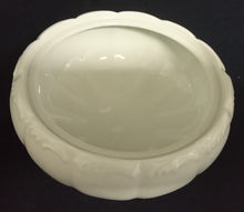 Lade das Bild in den Galerie-Viewer, PRALINIEN~ BONBONIERENDOSE MIT DECKEL - Porzellan, Abstrakt Wellen Linien Relief Rand Motiv Dekor